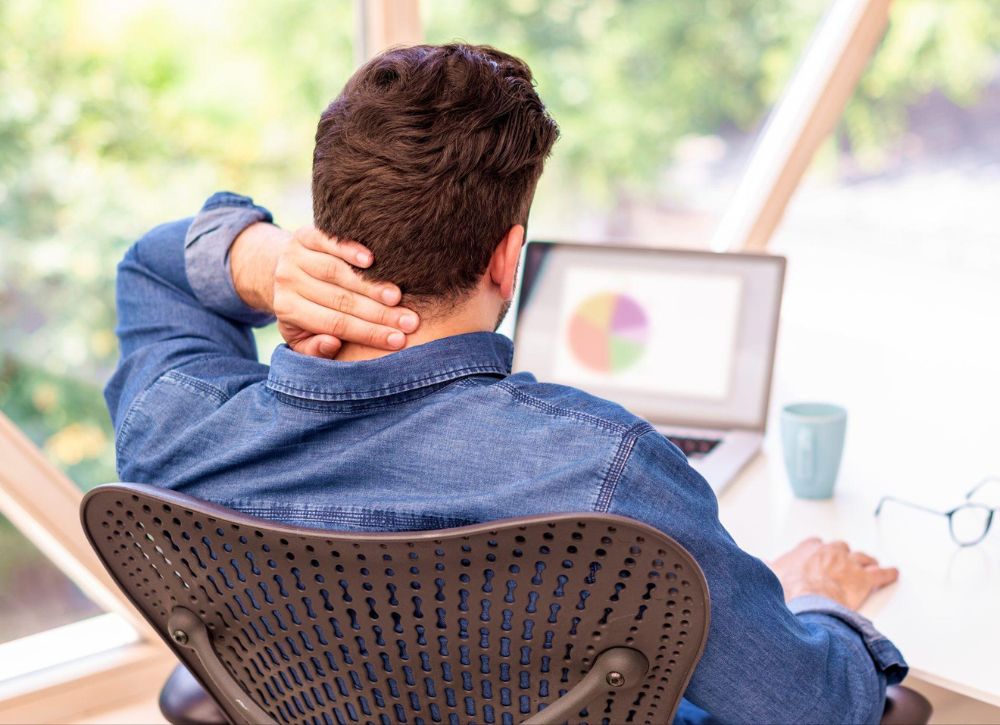 Ergonomic office setup to reduce neck pain and improve support